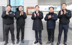 충북 충주시, 일하기 좋은 기업 선정 현판 전달