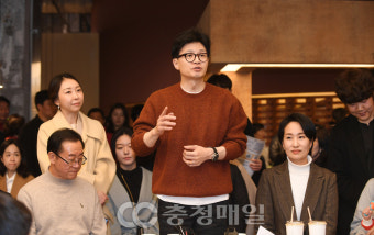 육아맘과 간담회 하는 한동훈 비상대책위원장