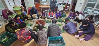 경로당이 봉사의 장으로 못난이 김치 가공 참여
