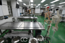 의대 정원 증원에 따른 해부학 실습에 대해 설명하는 손현준 교수