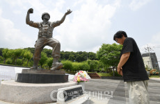 6.25 전쟁 74주년 앞두고 호국영웅 연제근 상사 동상을 찾은 유족