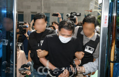 영장실질심사에 출석하는 청주 남주동 여관 방화 피의자