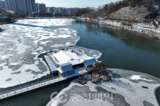 매서운 한파에 꽁꽁 얼어붙은 청주 명암저수지