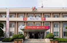 충남 서산시는 27일 수요응답형 공공형 버스 행복버스 개통식을 해미 버스 승강장에서 개최했다고 밝혔다.