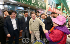 충북 증평 장뜰시장을 찾은 이재명 후보