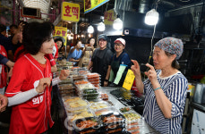 청주 가경터미널시장을 찾은 설난영 여사