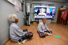 집중호우로 마을 회관으로 대피한 주민들