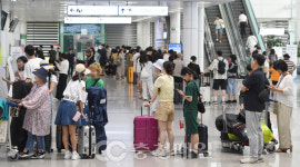 여름 휴가철을 맞아 붐비는 청주국제공항