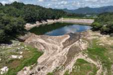가뭄으로 말라져 가는 옥천 한곡저수지