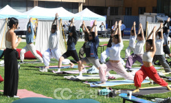 충북청년축제서 요가를 배우는 청년들