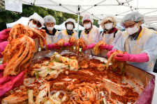 석진경영컨설팅주 | 충북적십자사, 취약계층을 위한 '사랑 더하기, 김장나누기'