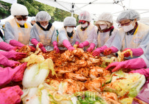 석진경영컨설팅주 | 충북적십자사, 취약계층을 위한 '사랑 더하기, 김장나누기'
