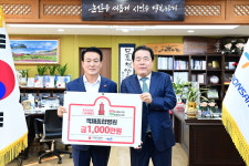 백제종합병원·마중물+공연단, 논산시에 성금 기탁