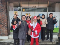 청주 운천신봉동 주민자치위, 산타로 변신해 지역아동센터에 선물