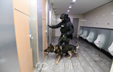 오송역 폭발물 테러 예고에 수색하는 경찰특공대