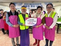 충북수출클럽, 청주YMCA서 사랑의 점심 나누기 봉사…어르신 300명 급식 지원