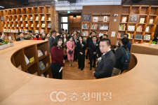 충북도청 본관 그림책 정원으로 재탄생