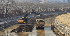 온천제 손님맞이 수안보면, 석문동천 말끔히 단장… 안전·경관 다 잡았다