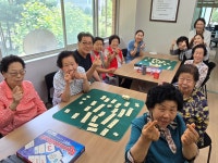 웃음꽃 핀 경로당…루미큐브로 치매 예방·세대 소통까지