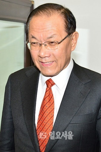 최고위원회의 참석하는 황우여 대표
