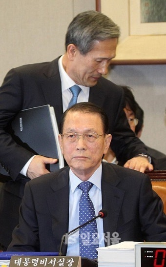 국정감사 출석하는 김기춘-김관진
