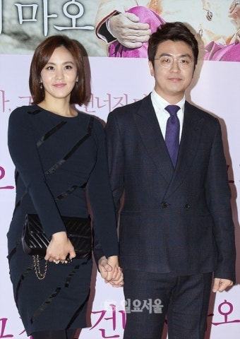 [IS포토]박지윤-최동석 '님아, 그 강을' 관람온 아나운서 부부