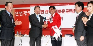 오신환 후보 격려하는 김무성 대표