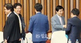 인사 나누는 황교안 청문특위 위원들