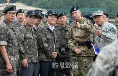 미 2사당 시설 설명듣는 국방위원들