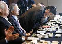 상임고문단에 인사하는 원유철