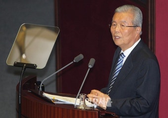 김종인 교섭단체대표연설, 목도 안축이고 37분
