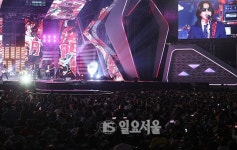 [IS포토|DMC페스티벌] 축제의 서막 공연 중인 YB(윤도현 밴드)