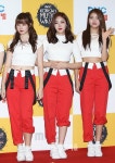 [IS포토|코리안뮤직웨이브] 여자친구 예린-신비-소원, 아픈 엄지위해 '엄지 척~'