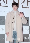 [IS포토] 김우빈, 가려진 시간 VIP 시사회 '첫 손님'