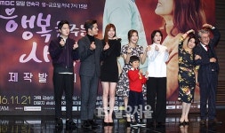 [IS포토] 하트 만발 행복을 주는 사람들