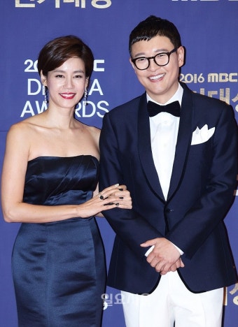 [IS포토|MBC연기대상] 김지호-김호진, '부부애 물씬 풍기며~'