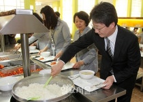 국회식당 배식받는 유승민 의원