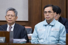 재판장 들어선 김종 착잡한 표정