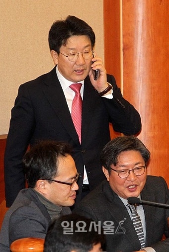 통화하는 권성동, 긴박한 탄핵심판