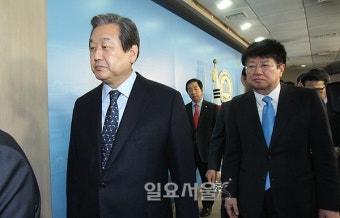 특검연장 불허 규탄 기자회견 마친 김무성 의원