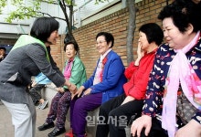 시장 방문한 안철수 후보 부인 노인표심 공략
