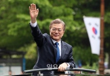 손 번쩍 든 문재인 대통령