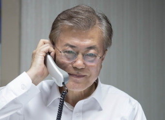 트럼프와 통화한 문재인 대통령 