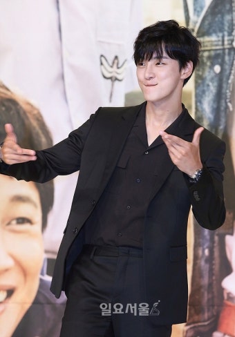 [IS포토] 윤시윤, 이쪽으로 빡! 최고의 한방이죠? '우~훗!'