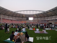 진주종합경기장 돗자리 영화제 개최