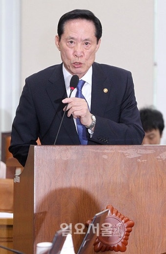 북한 핵도발 보고하는 송영무 국방장관
