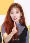 [IS포토] 현아, 검지와 눈빛으로 멘탈 어택~