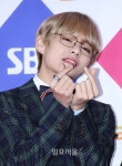 [IS포토|SBS가요대전] 방탄소년단 뷔, 받아랏! 하트 유~후