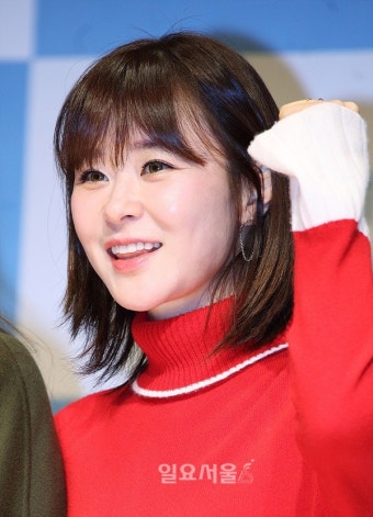 [IS포토] 최강희 '주먹불끈, 혀 빼꼼~'