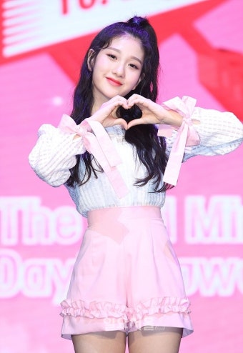 [IS포토] 프로미스나인 이서연, '사랑 듬~뿍 담은 손짓'